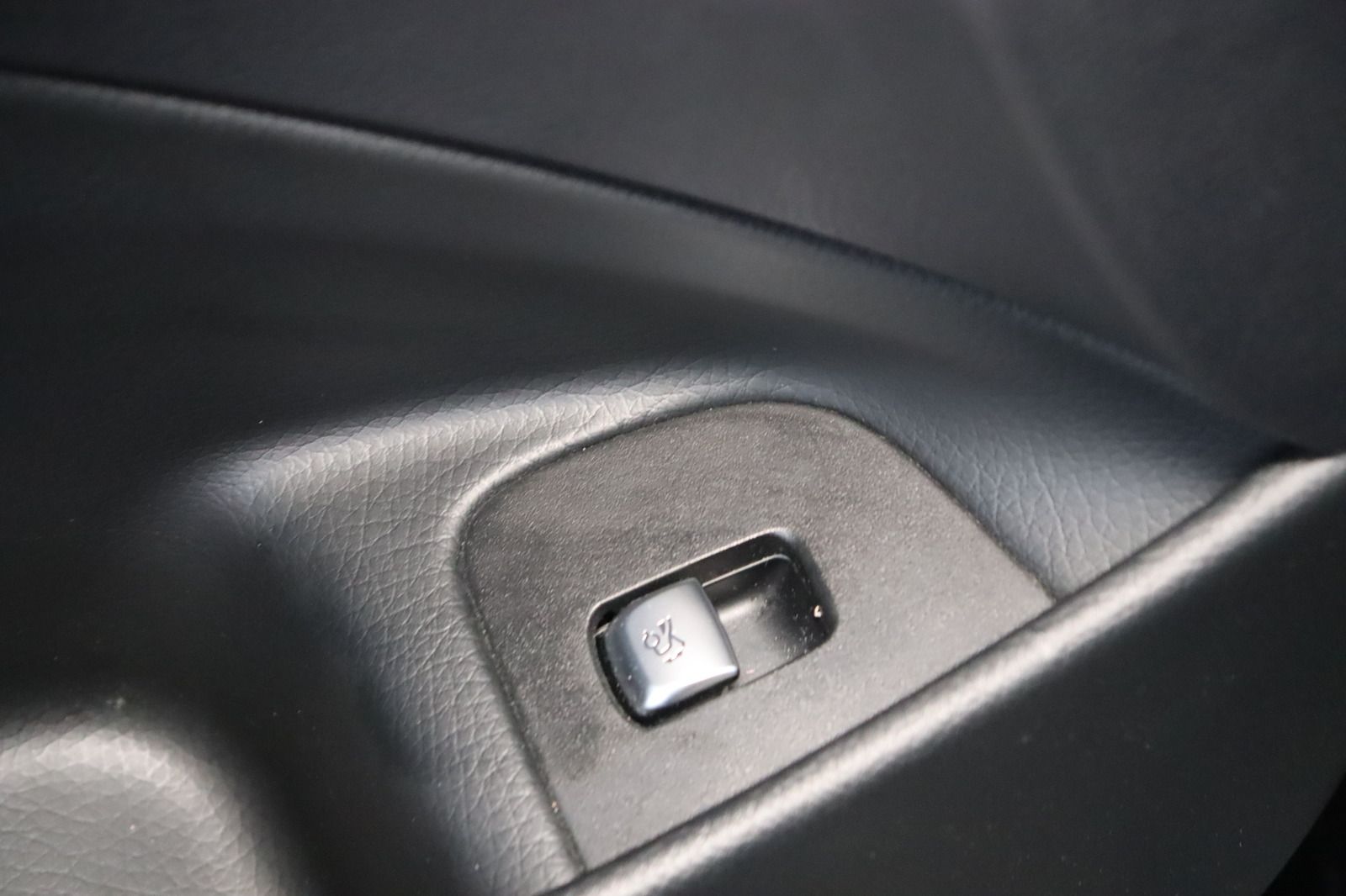 Fahrzeugabbildung Mercedes-Benz E 200 T 4Matic * Schiebedach * Navi * AMG line