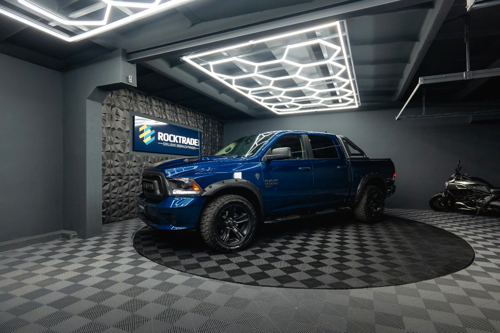 Fahrzeugabbildung Dodge RAM 5.7 V8 HEMI 4x4 OFFROAD Night Edition *19%*