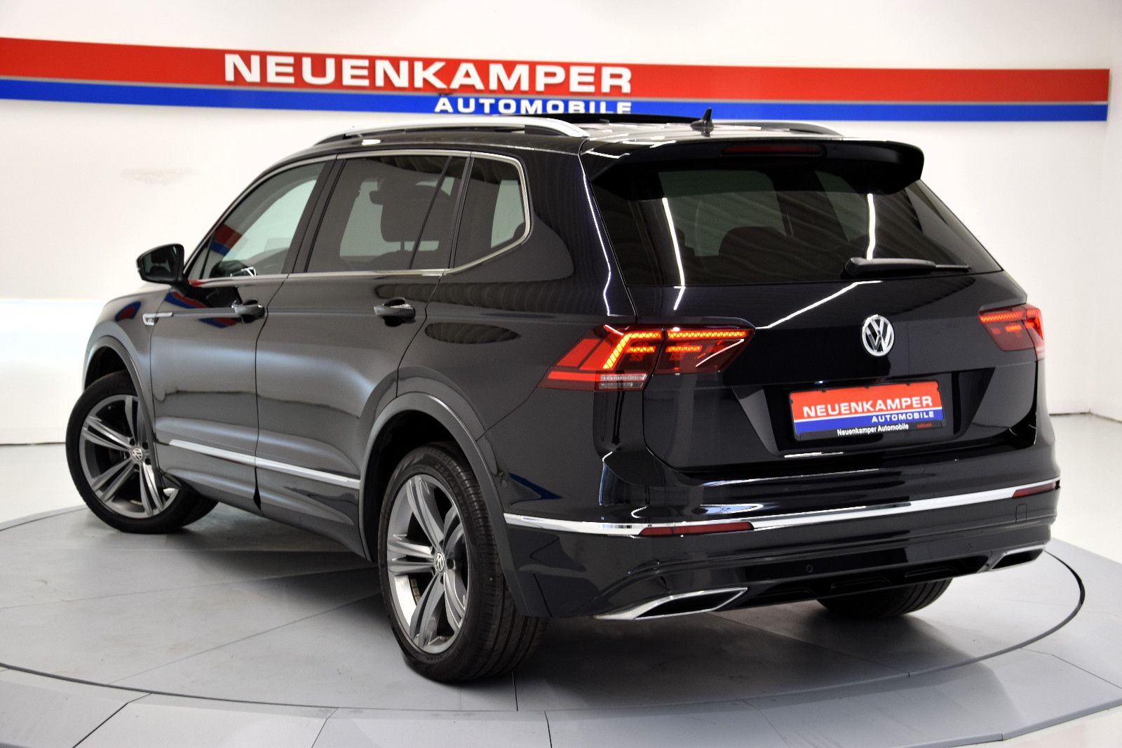 Fahrzeugabbildung Volkswagen Tiguan Allspace R-Line IQ.DRIVE, Pano, HuD, 19"