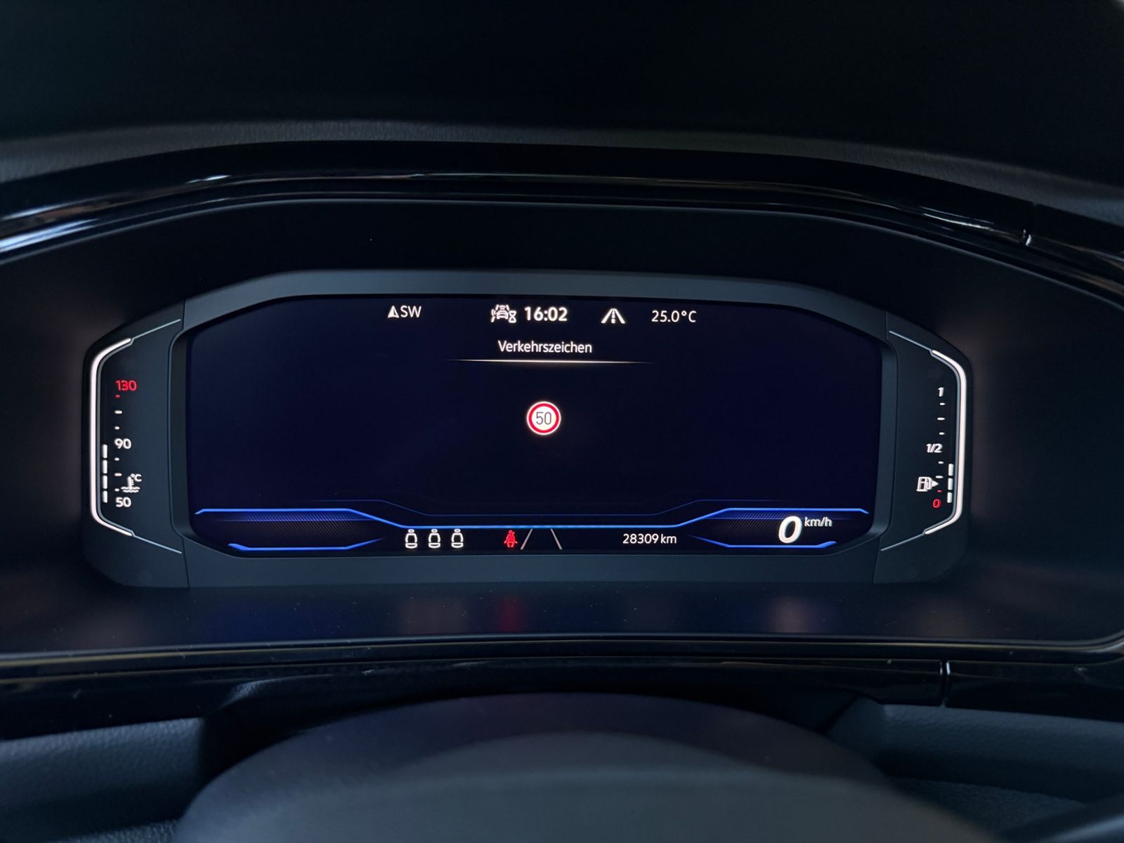 Fahrzeugabbildung Volkswagen T-Roc R-Line 1.5 l TSI  PANO ACC LED NAVI
