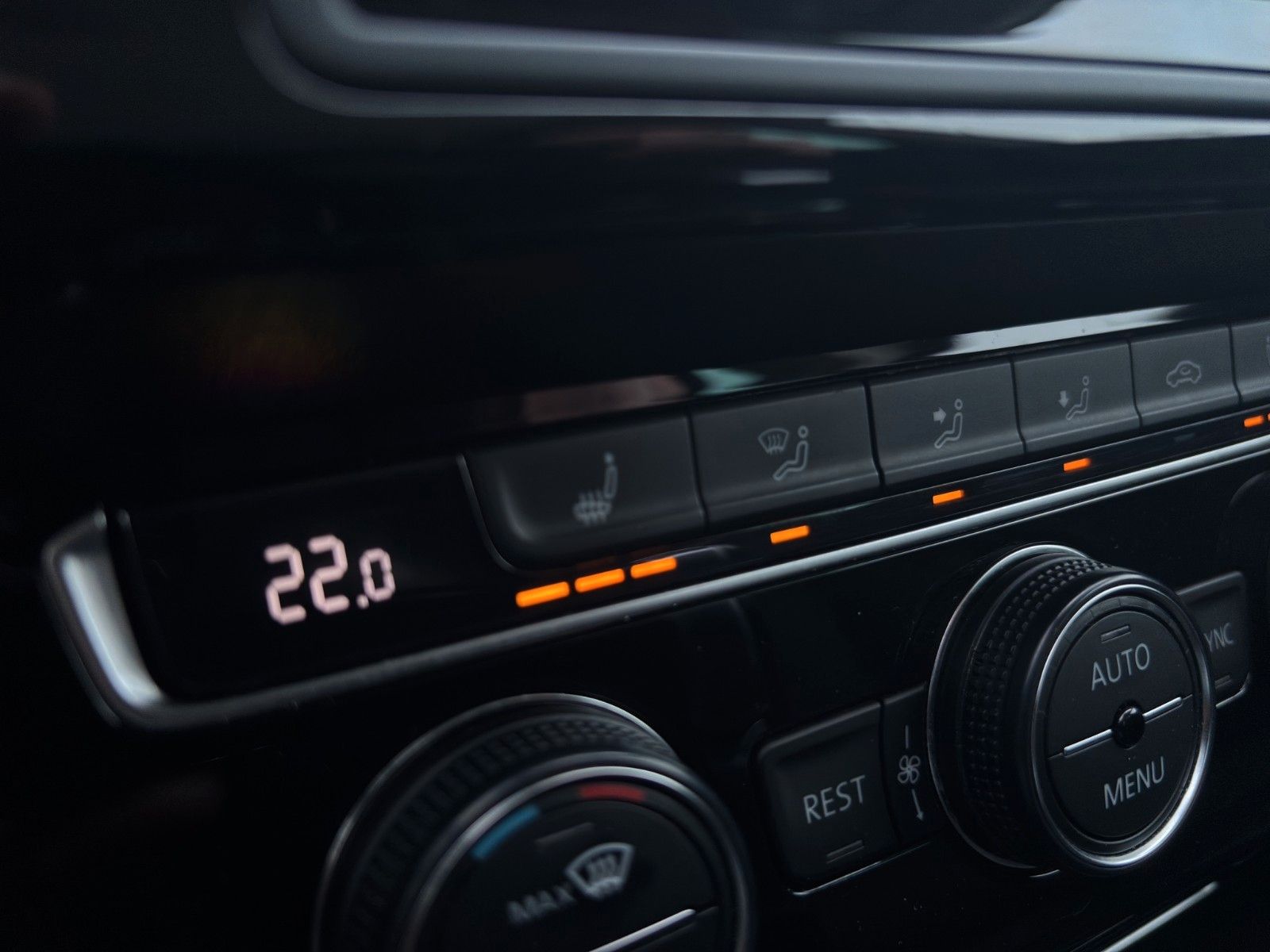 Fahrzeugabbildung Volkswagen Passat Massage/Pano/Sitzheiz/ACC *Zahnriemen neu