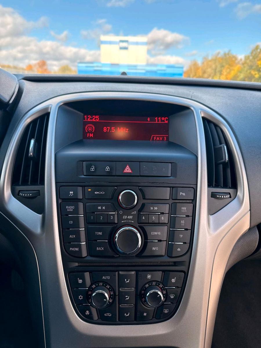 Opel Astra 2012 — photo 12