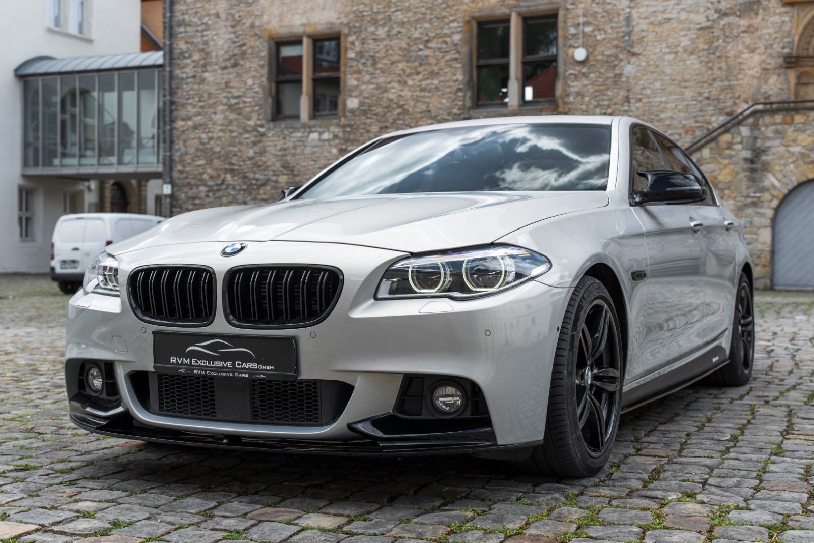 Fahrzeugabbildung BMW 550IX M-SPORTPAKET HUD B&O ACC HUD KAM TOTW