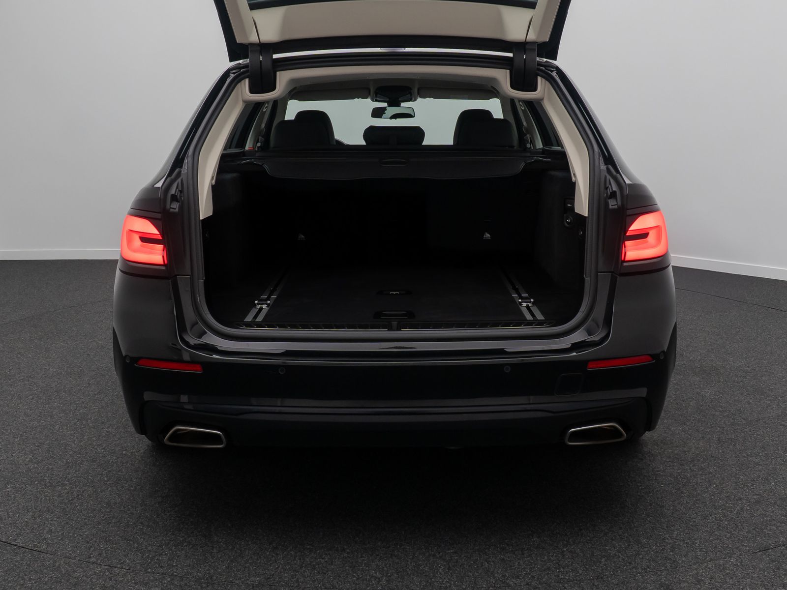 Fahrzeugabbildung BMW 520d DriveAssist AHK 4xKlima Alarm DAB Kamera