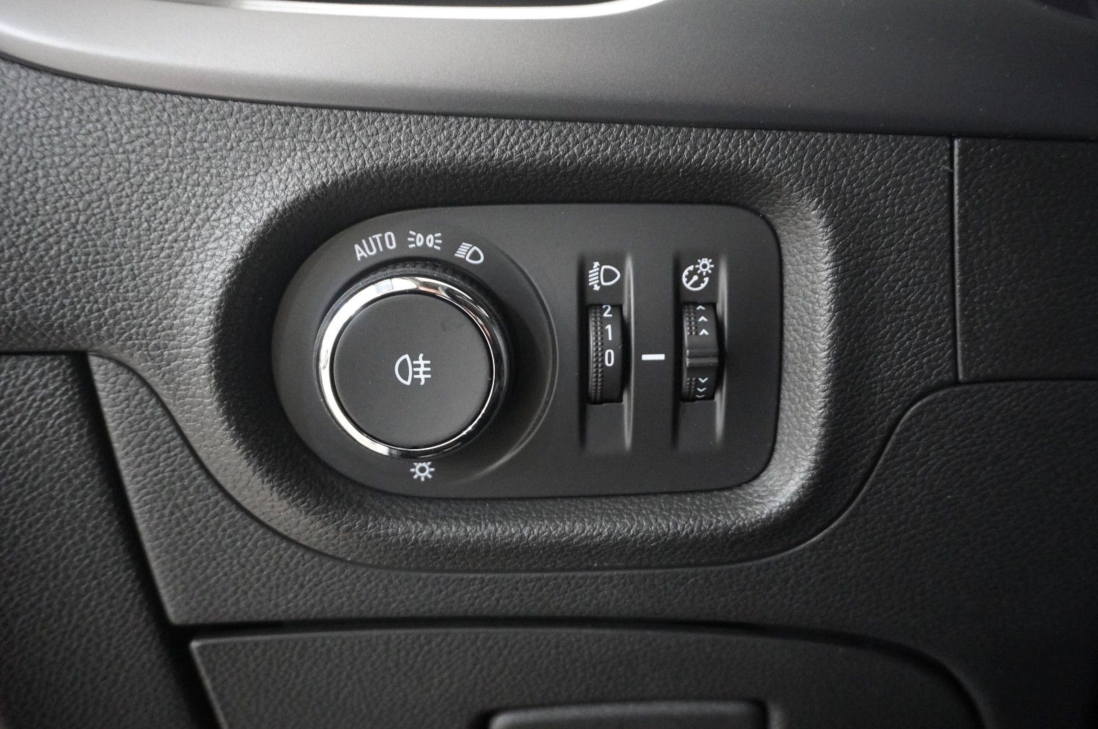 Fahrzeugabbildung Opel Astra K ST 1.2T EDITION NAVI/LED/KAMERA/SHZ/AHK