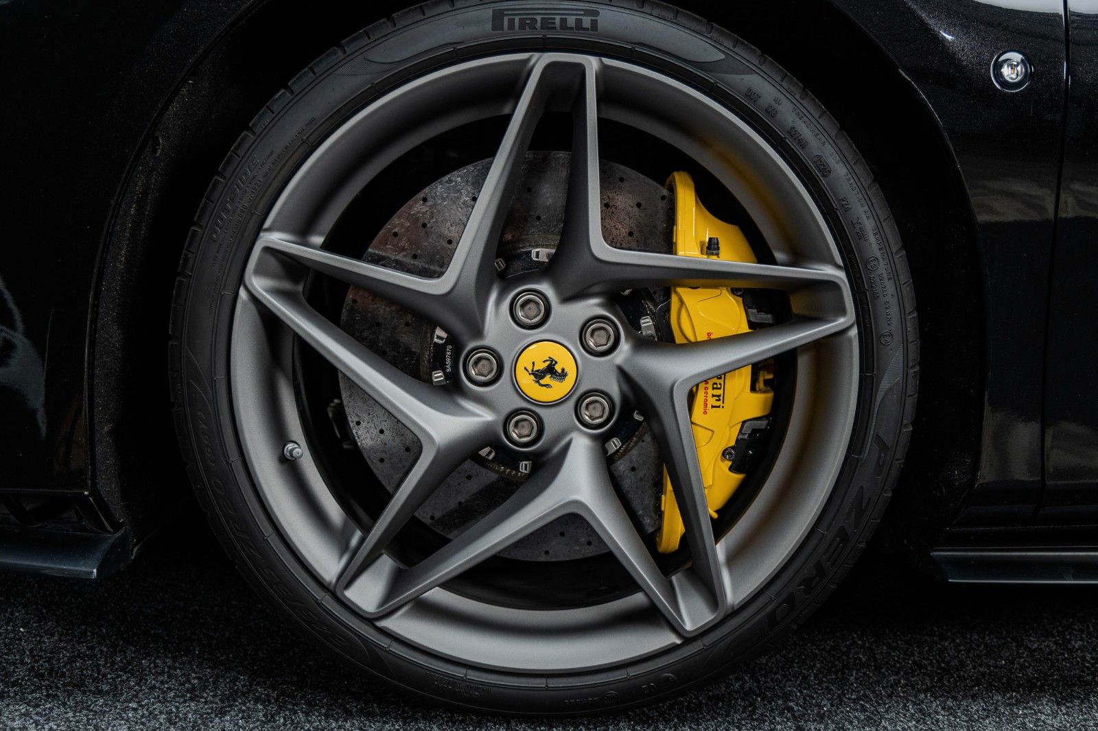 Fahrzeugabbildung Ferrari F8 Spider + Nero Daytona + Carbon + Lift + Garan