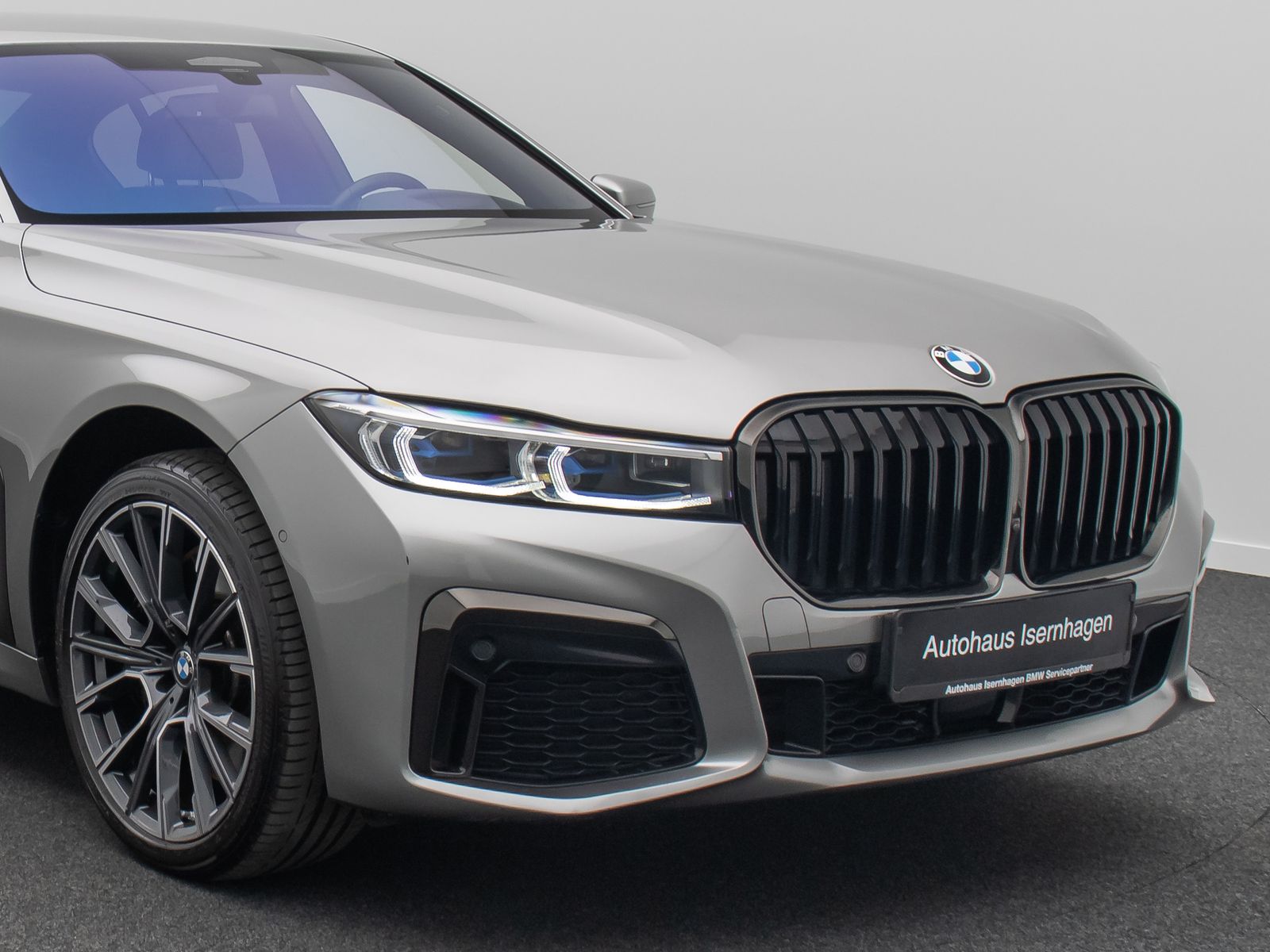 Fahrzeugabbildung BMW 740d xD M Sport 360°Laser HUD H/K SoftCl Massage