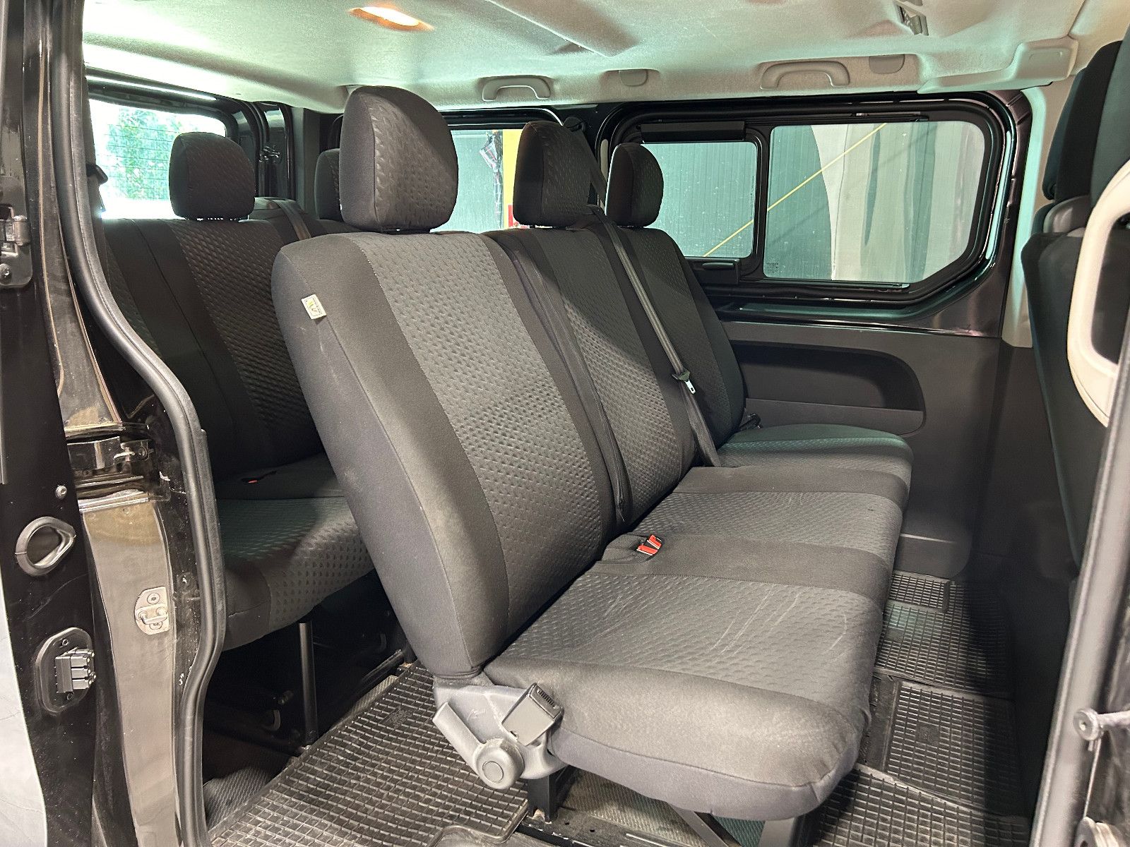 Fahrzeugabbildung Renault Trafic Combi L1H1 2,7t  Expression/9-SITZ/NAVI