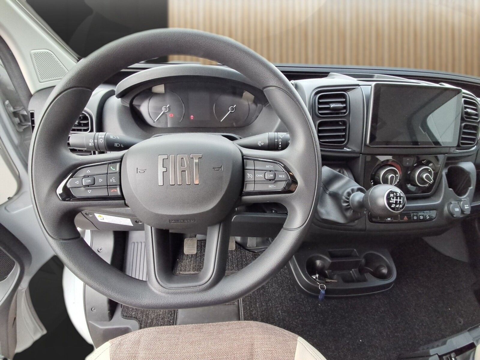 Fahrzeugabbildung Eura Mobil Van V 635 HB Captain-Chair-Sitze, Skyroof, RFK