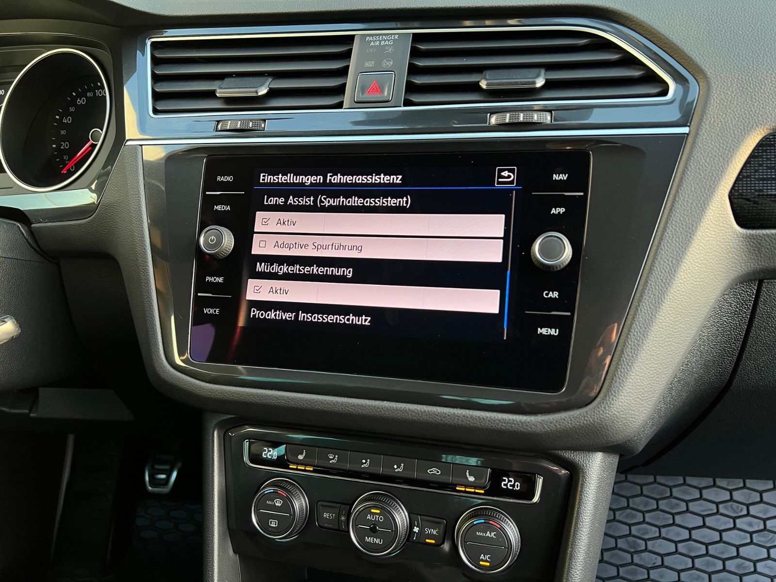 Fahrzeugabbildung Volkswagen Tiguan SOUND 1.4 TSI ACT BMT *AHK, Navi, Kamera*