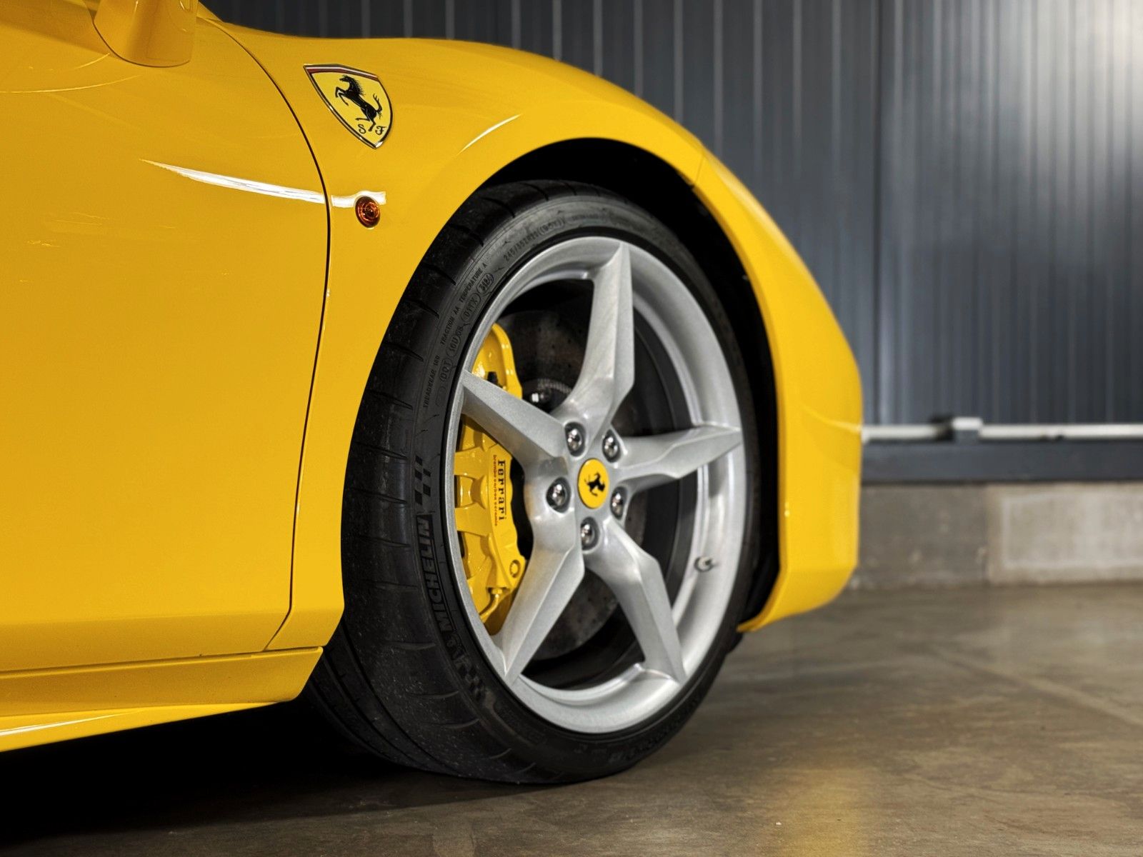 Fahrzeugabbildung Ferrari 488 Spider + Giallo Modena + Scuderia Shields