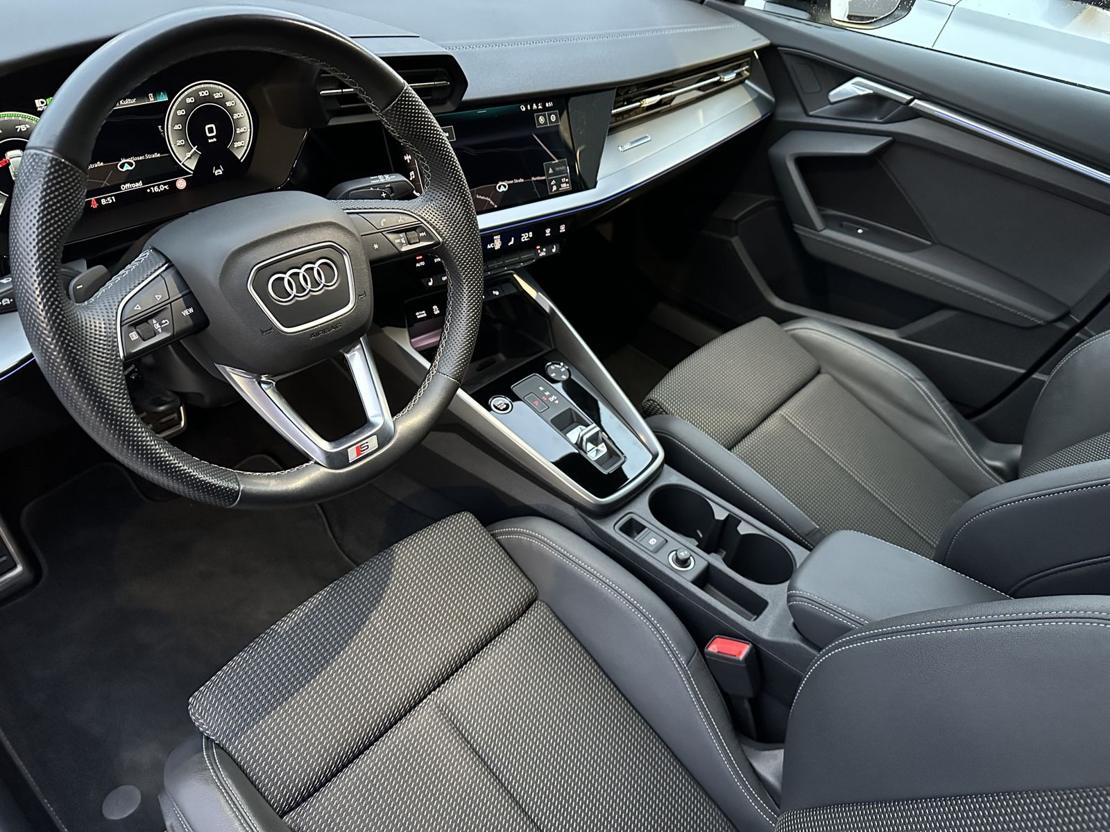 Fahrzeugabbildung Audi A3 SpB 45 TFSIe S-Line NAV+LED+ACC+DSP+AMBIENTE