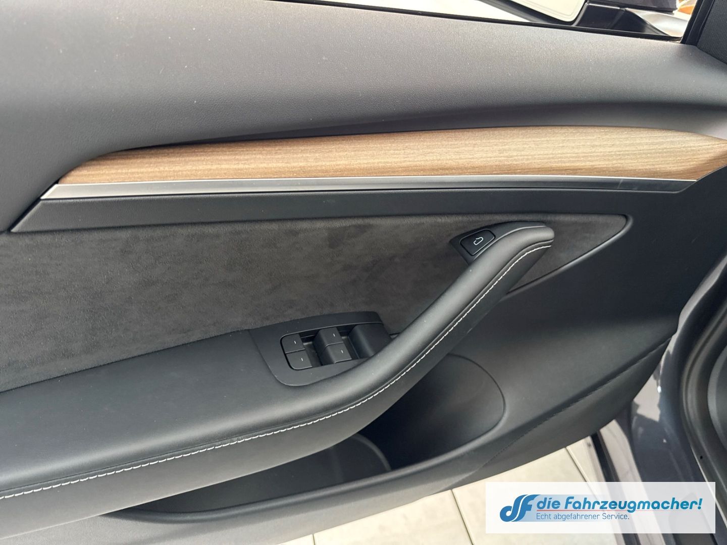 Fahrzeugabbildung Tesla Model 3 RWD Soundsystem ACC El. Heckklappe WLAN
