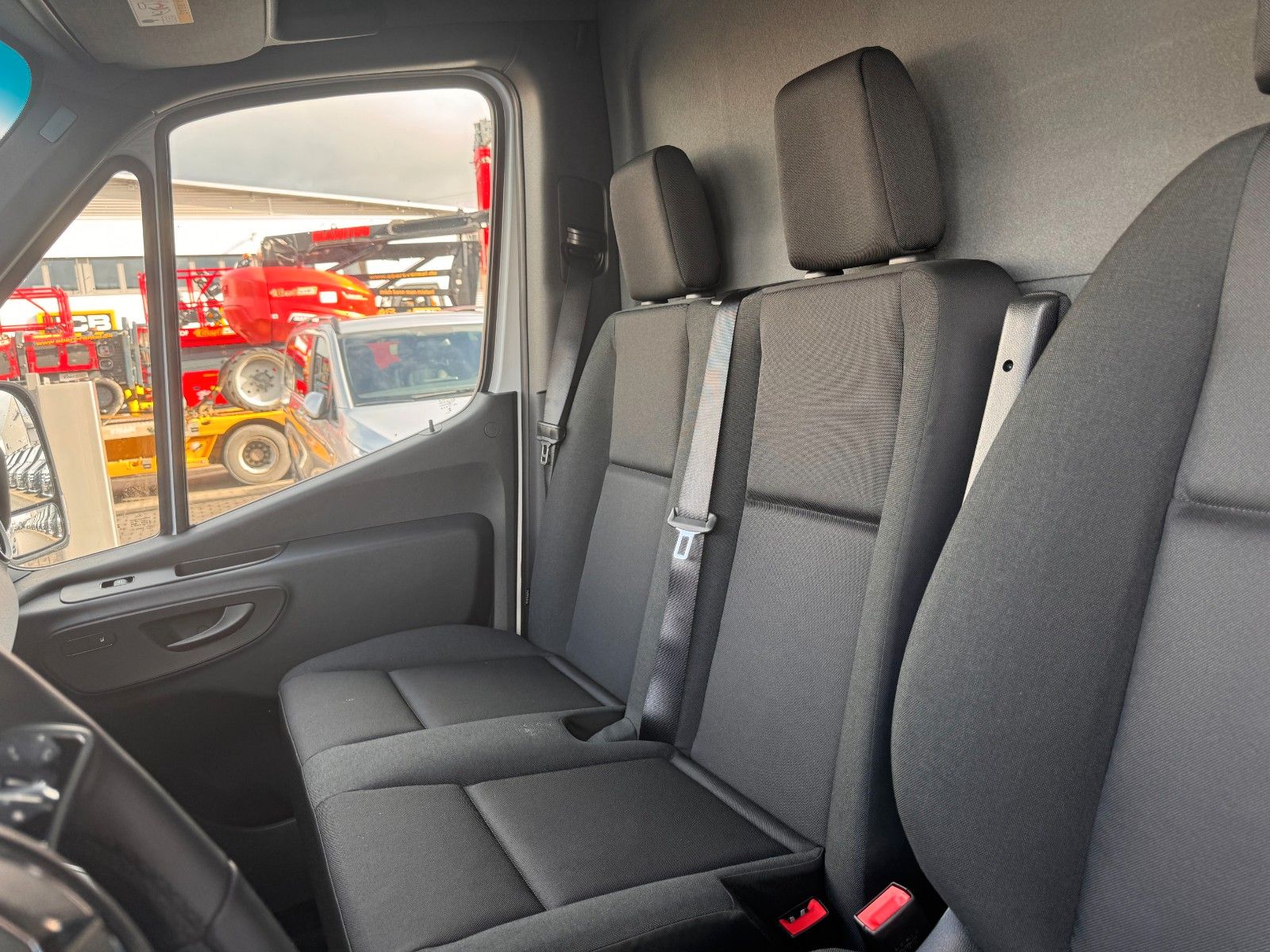 Fahrzeugabbildung Mercedes-Benz Sprinter 317 CDI 3665 9G DISTRONIC AHK