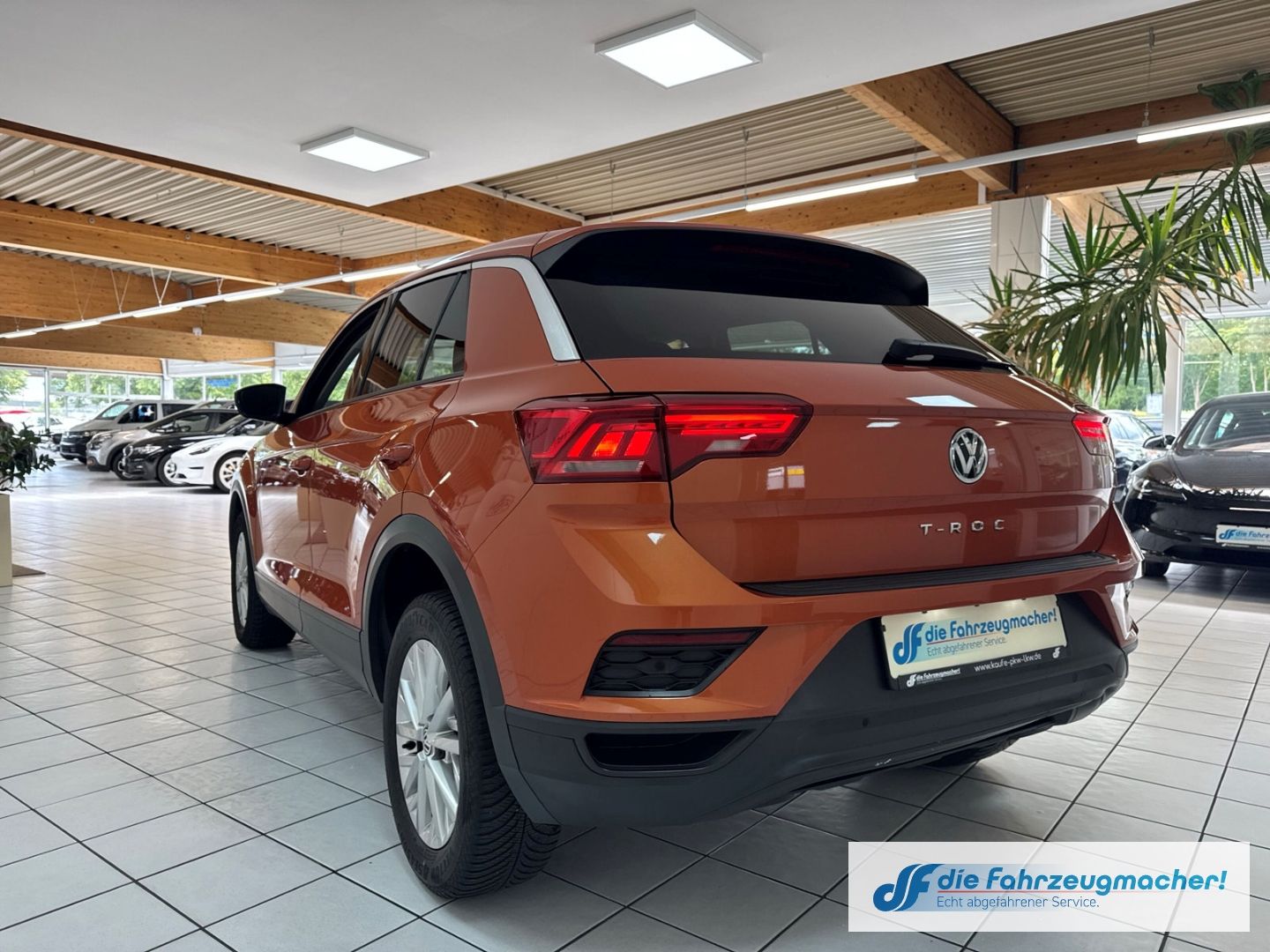 Fahrzeugabbildung Volkswagen T-Roc Basis 1.6 TDI EU6d-T Navi Apple CarPlay An