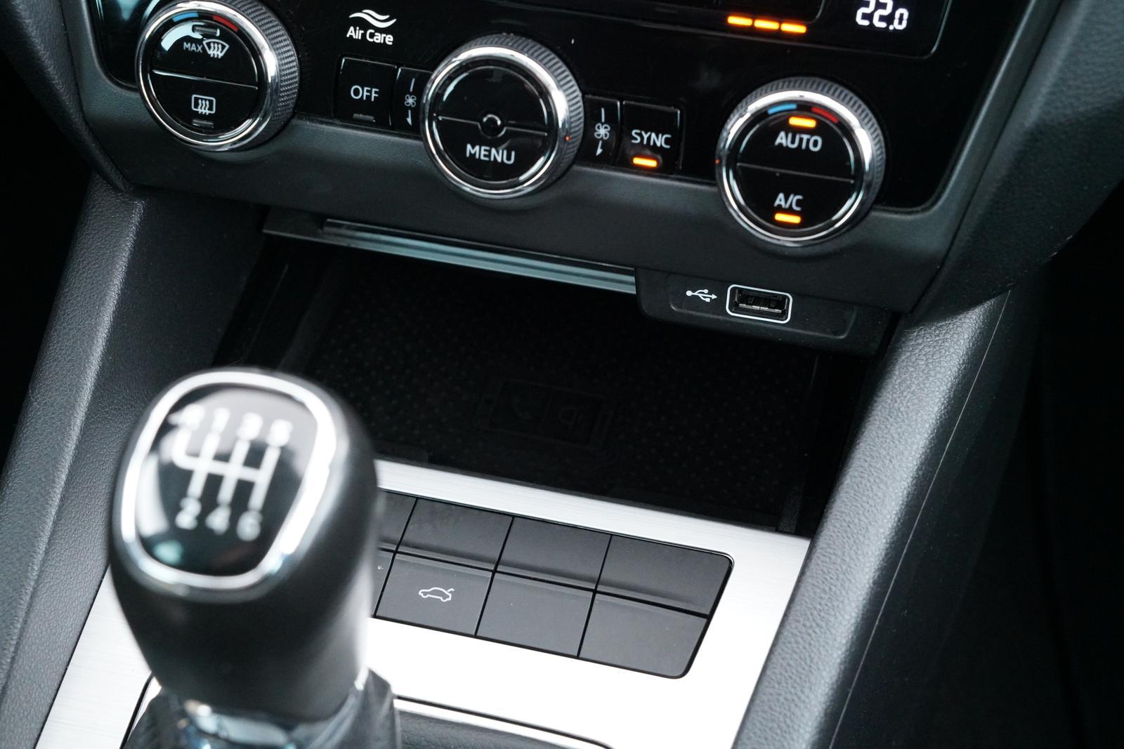 Skoda OCTAVIA COMBI TOUR 1.5TSI SCHECKHEFTGEPFLEGT uvm
