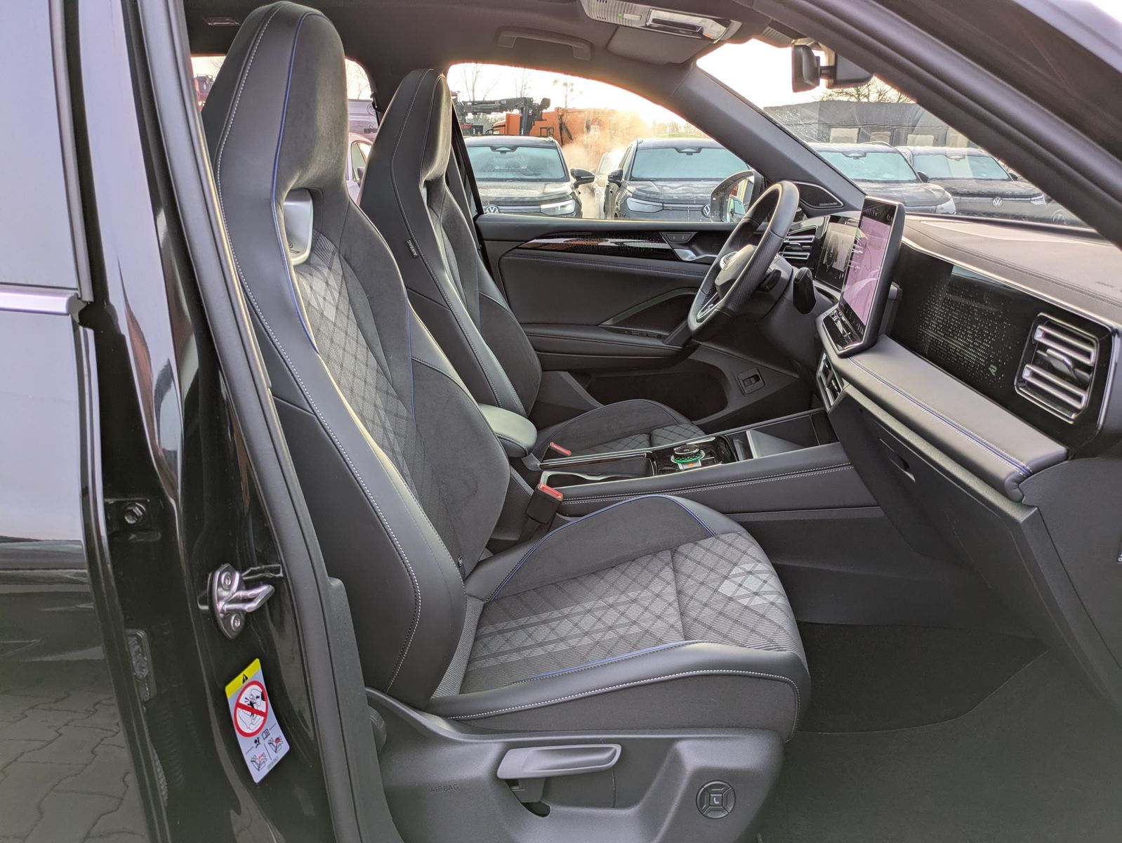 Fahrzeugabbildung Volkswagen Tiguan 2.0 TDI 4M R-Line PANO*H&K*AHK*MATRIX*20"