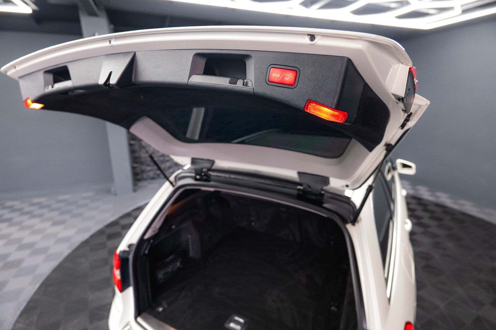 Fahrzeugabbildung Mercedes-Benz E 220 T CDI BlueEfficiency Avantgarde *Bi-Xenon*