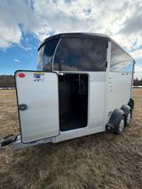 Ifor Williams HBX511 mit seitlichem Ausstieg und mob. Sattebox - Ifor Williams LKWs