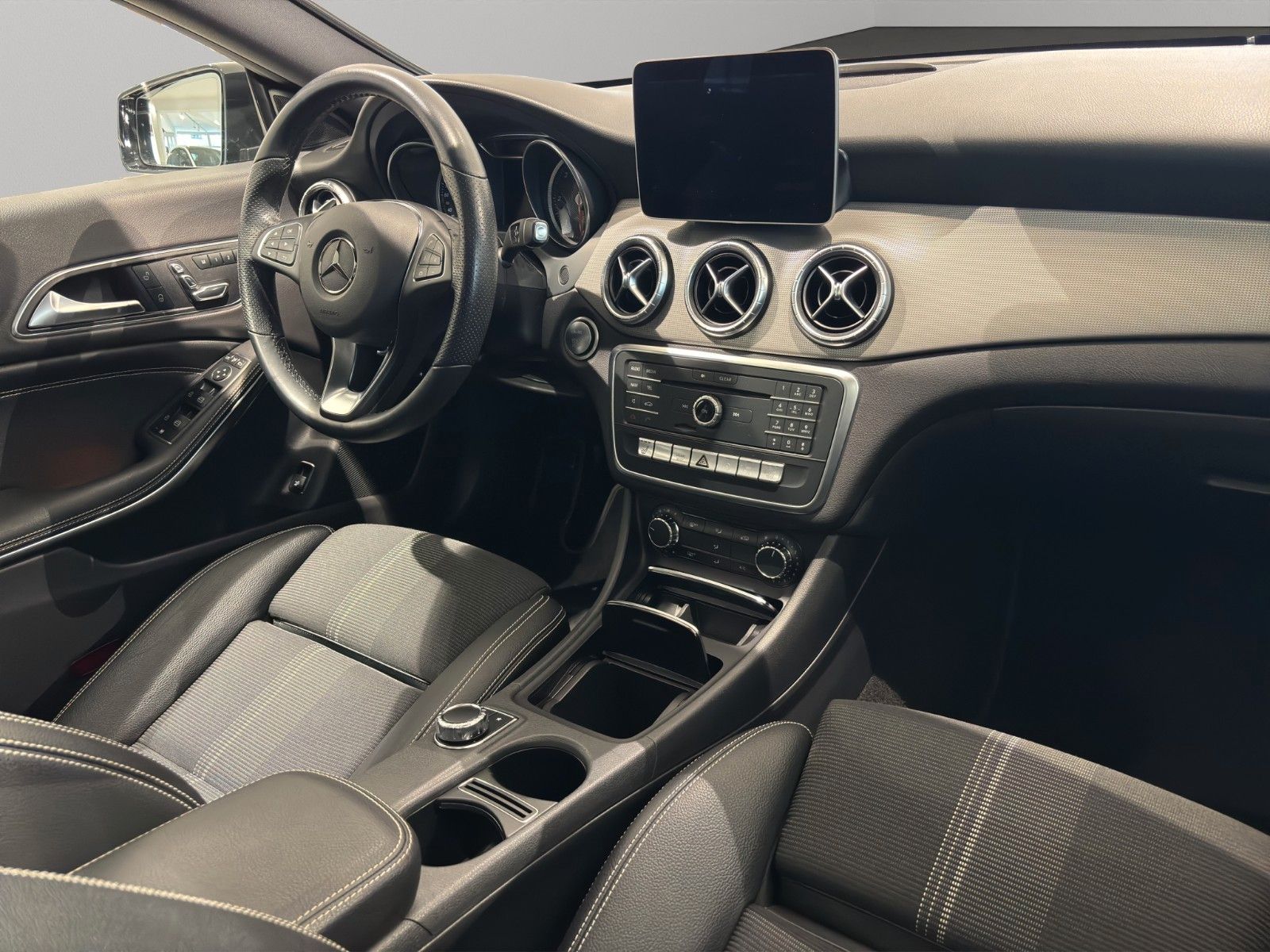 Mercedes-Benz CLA220d 4M SB 2.HD DSG ACC LED PANO NAV PARK SHZ foto 11