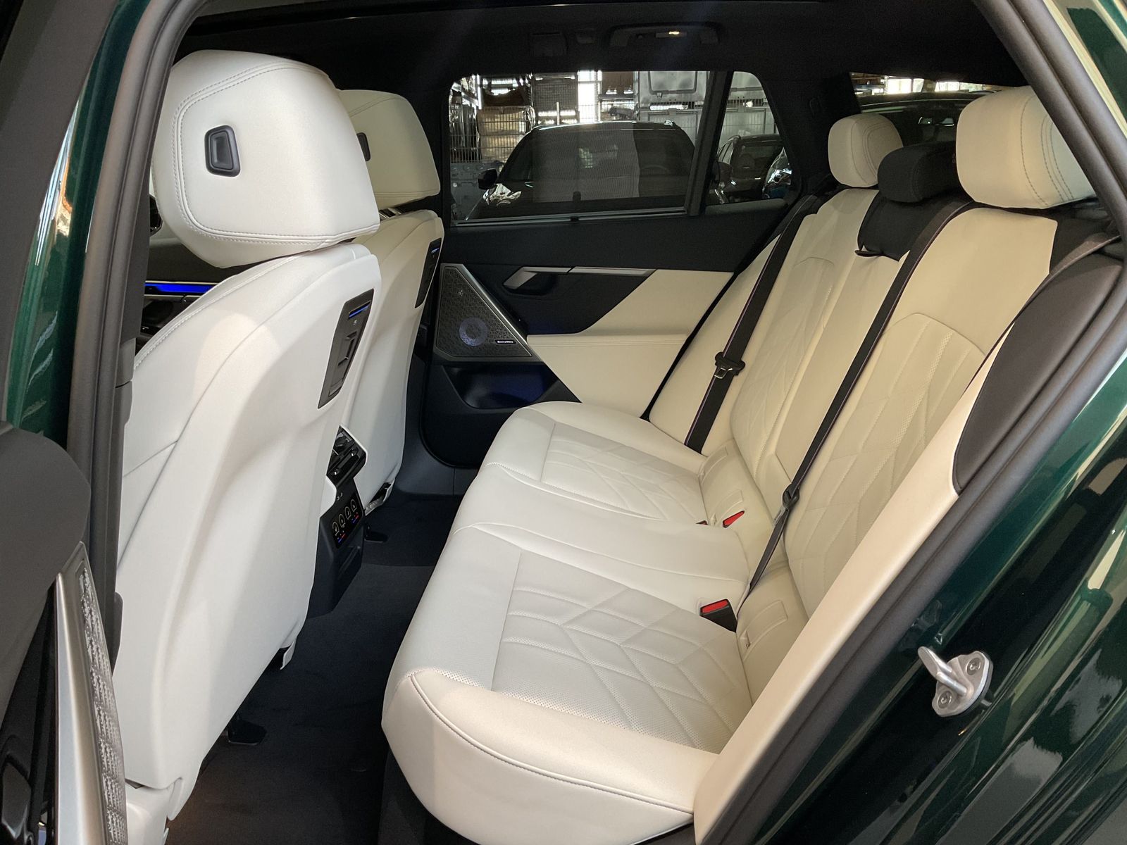 Fahrzeugabbildung BMW 550e xDrive Individuallackierung, 21" Räder, Sit