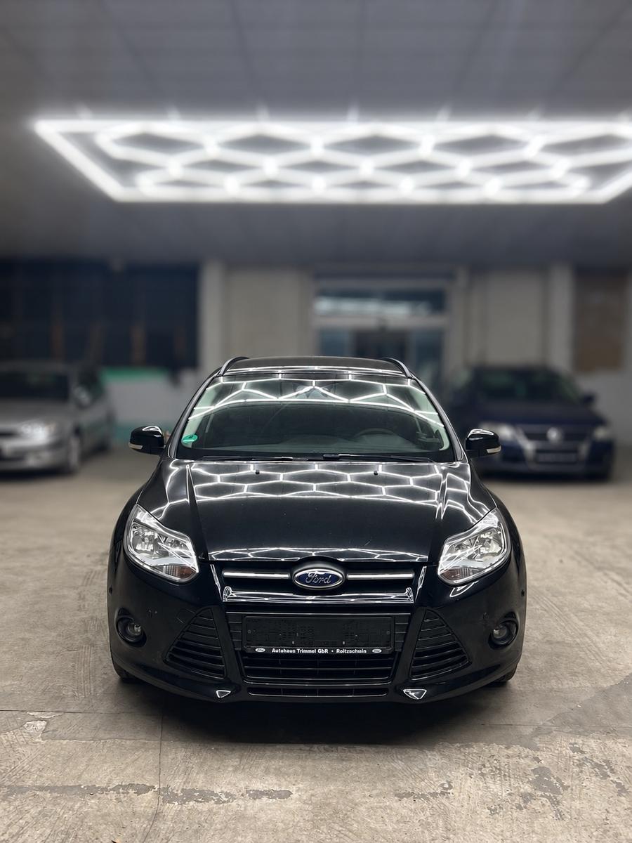 Ford Focus 2011 — вигляд ззаду