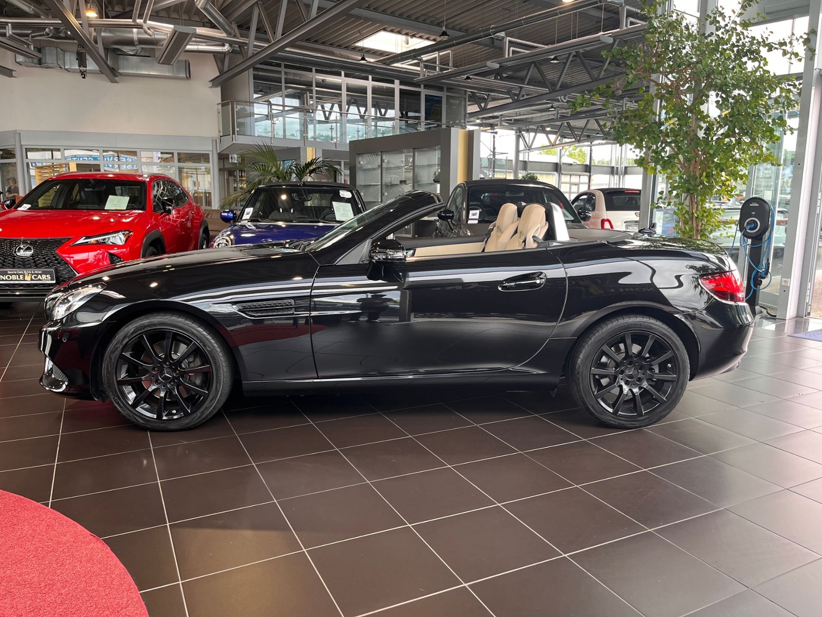 Fahrzeugabbildung Mercedes-Benz SLC 300 KLIMA NAV SHZ LEDER BEIGE