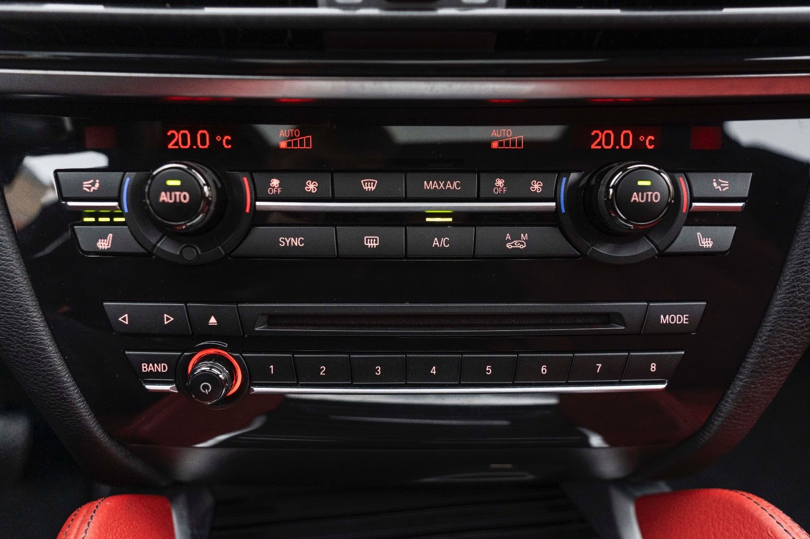 Fahrzeugabbildung BMW X6 xDrive50i M-Sportpaket 360° HUD H&K LED SOFT