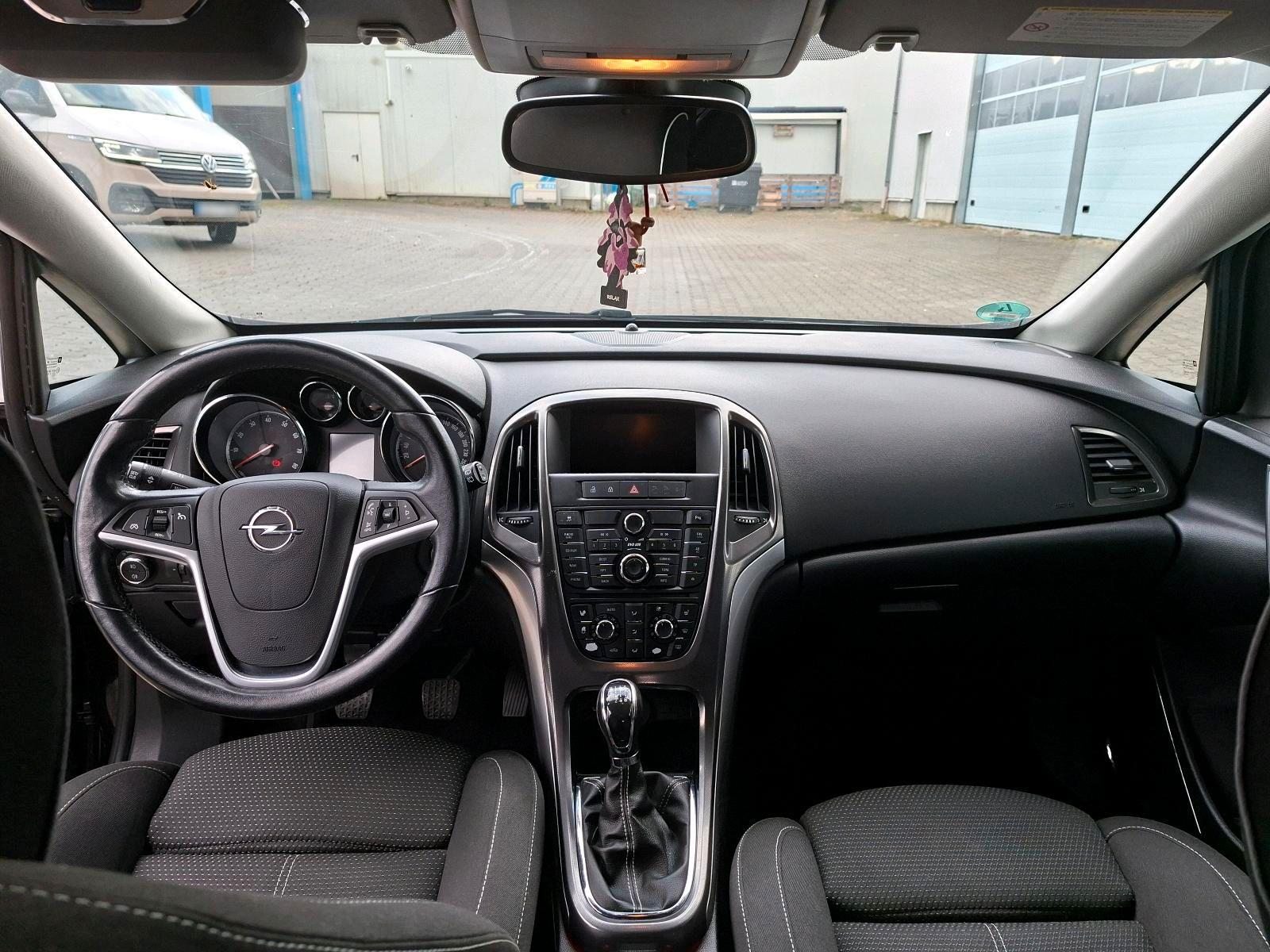 Opel Astra 2011 — photo 7
