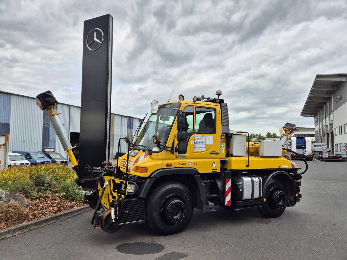 Fahrzeugabbildung Mercedes-Benz Unimog U400 4x4 Zweiwege ZAGRO 800t/52 Achsen