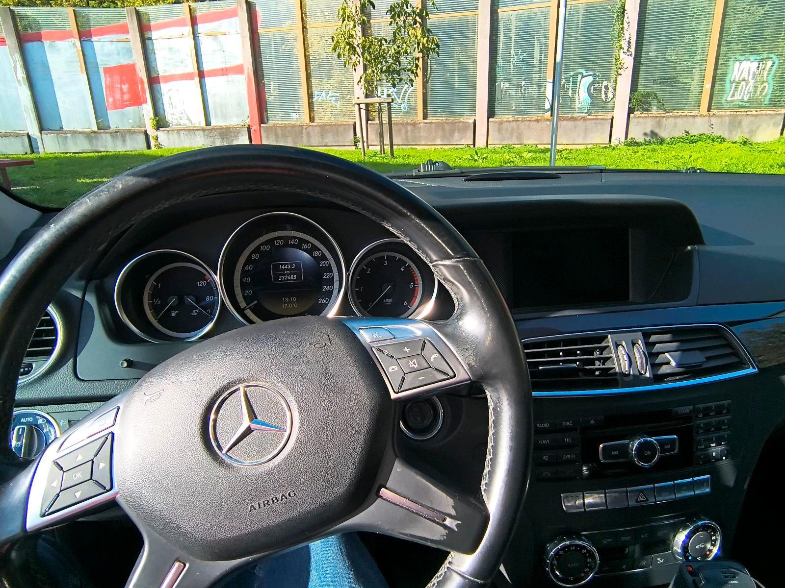 Mercedes-Benz C200 2011 — photo 15