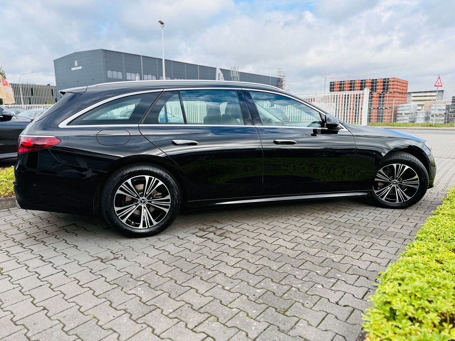 Fahrzeugabbildung Mercedes-Benz E 220 T d AVANTGARDE Advanced, AHK schw., Winter