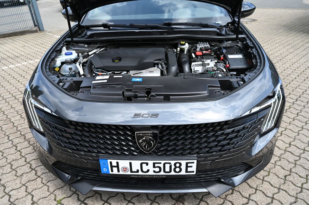 PEUGEOT 508 SW Hybrid 225 LEDER NAVI AHK LED Cam CarPlay PEUGEOT 508 SW Hybrid 225 LEDER NAVI AHK LED Cam CarPlay