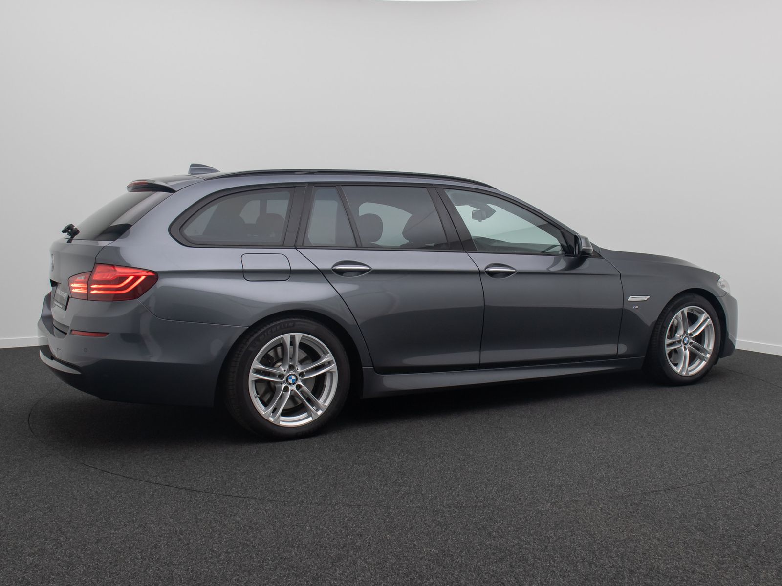 Fahrzeugabbildung BMW 530d M Sport Kamera H/K Alarm HUD Panorama AHK