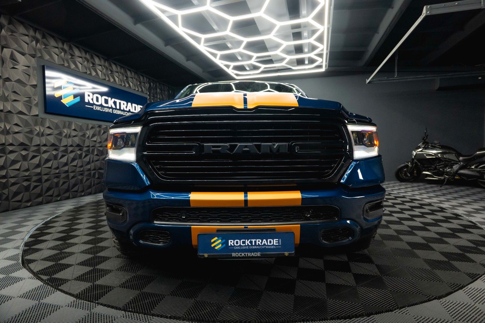 Fahrzeugabbildung Dodge RAM 5.7 V8 HEMI 4x4 OFFROAD Night-Paket *LED*19%