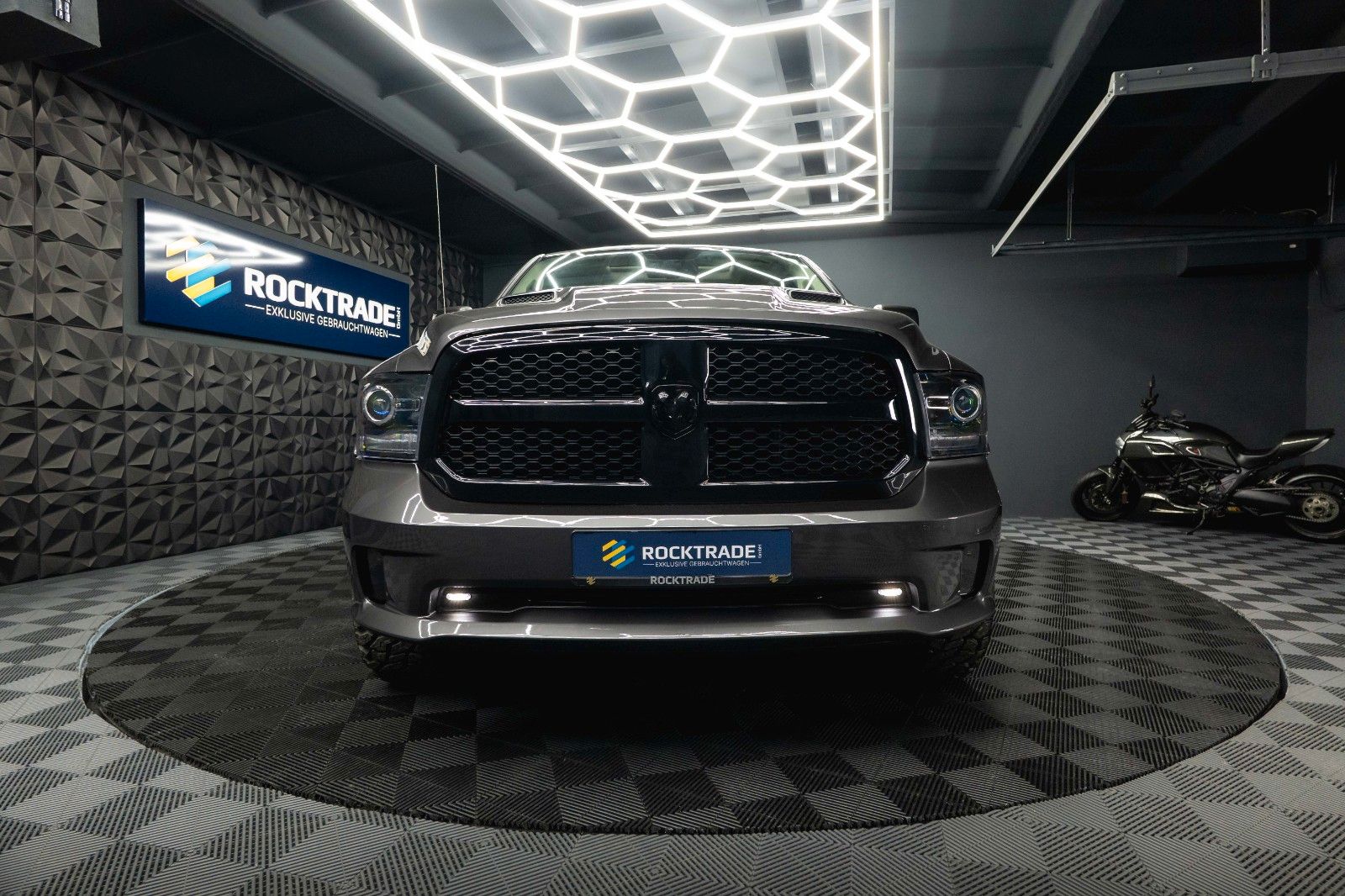 Fahrzeugabbildung Dodge RAM 5.7 V8 HEMI 4x4 Sport OFFROAD NightPaket 19%