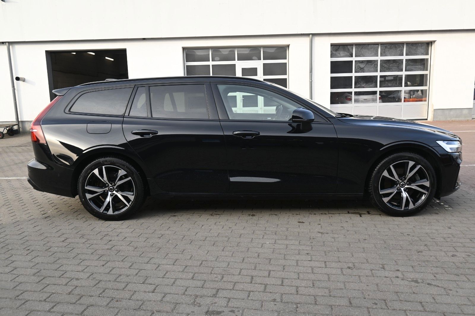 Fahrzeugabbildung Volvo V60 B4 DKG Plus Dark*FSHZG*H&K*360°*ACC*AHK
