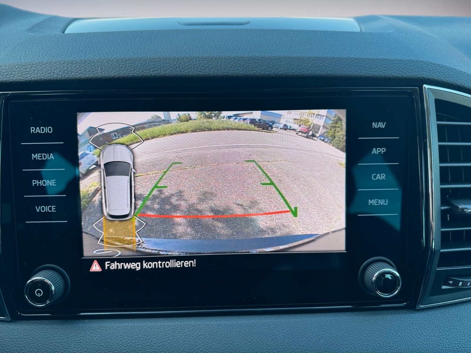 Fahrzeugabbildung SKODA Karoq Ambition Tour 1.5 TSI
