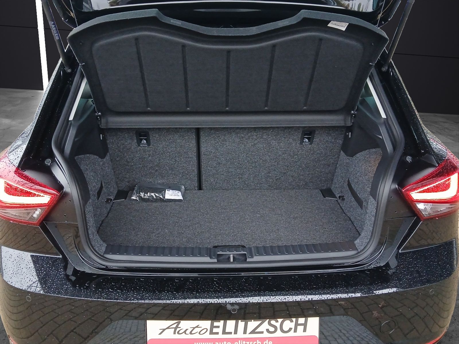 Fahrzeugabbildung SEAT Ibiza TSI Road-Edition DSG LED Navi AID ACC RFK