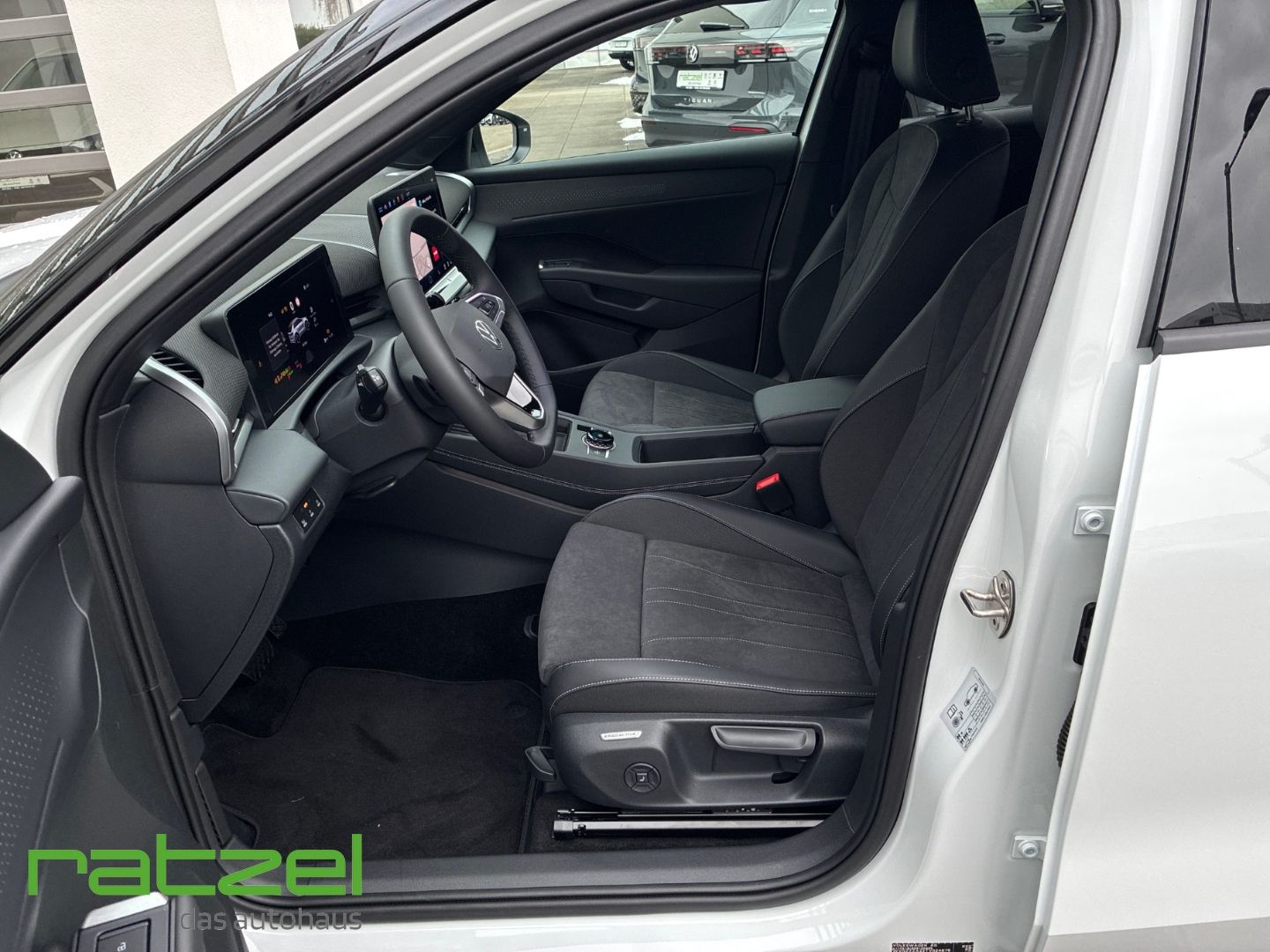 Fahrzeugabbildung Volkswagen T-Roc STYLE 1.5eTSI IQ.Light+Navi+AHK+Black Styl
