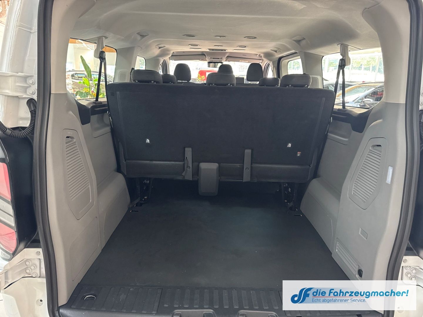 Fahrzeugabbildung Ford Transit Custom Kombi 320 L2 FWD Trend Navi LED K