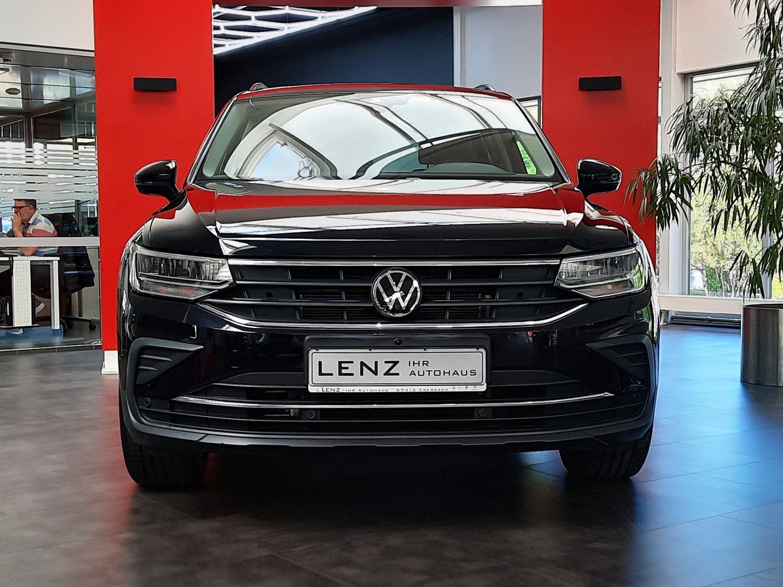Fahrzeugabbildung Volkswagen Tiguan Life TDI DSG 4M *Pano*AHK*Navi*Cam*LED*