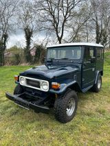 Toyota Landcruiser FJ40 - Toyota Land Cruiser mit Benzin-Antrieb: Geländewagen