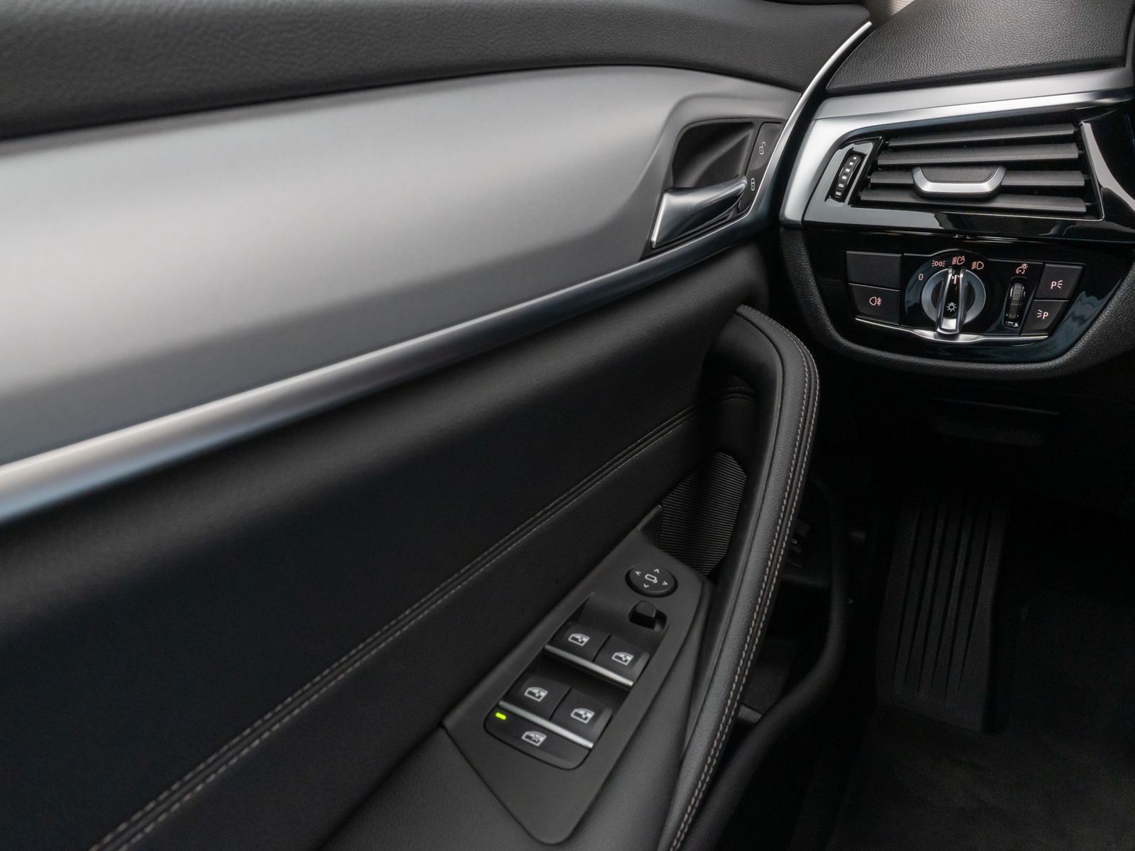 Fahrzeugabbildung BMW 520i DAB WLAN CockPitProPDC Sitzhzg LED Alarm