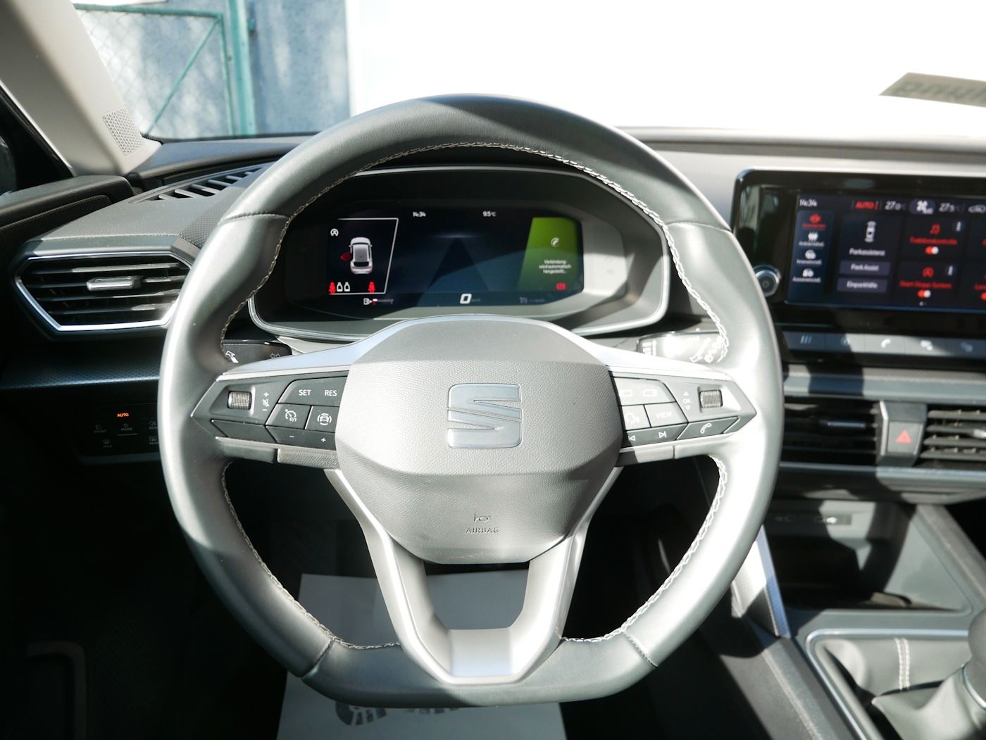 Fahrzeugabbildung SEAT Leon 1.5 TSI Style LED PDC DAB 3-Zonen Klima