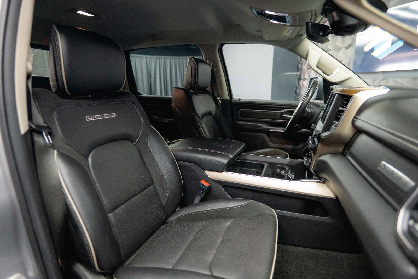 Fahrzeugabbildung Dodge RAM 5.7 V8 HEMI 4x4 Night LARAMIE LONGBED 19%