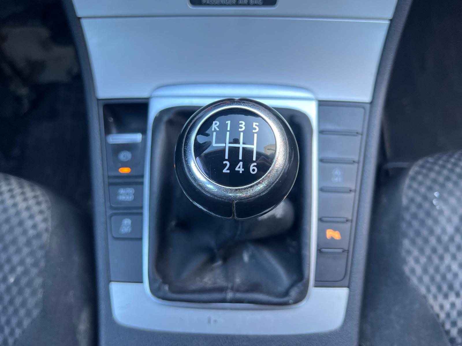 Volkswagen Passat 2011 — photo 13
