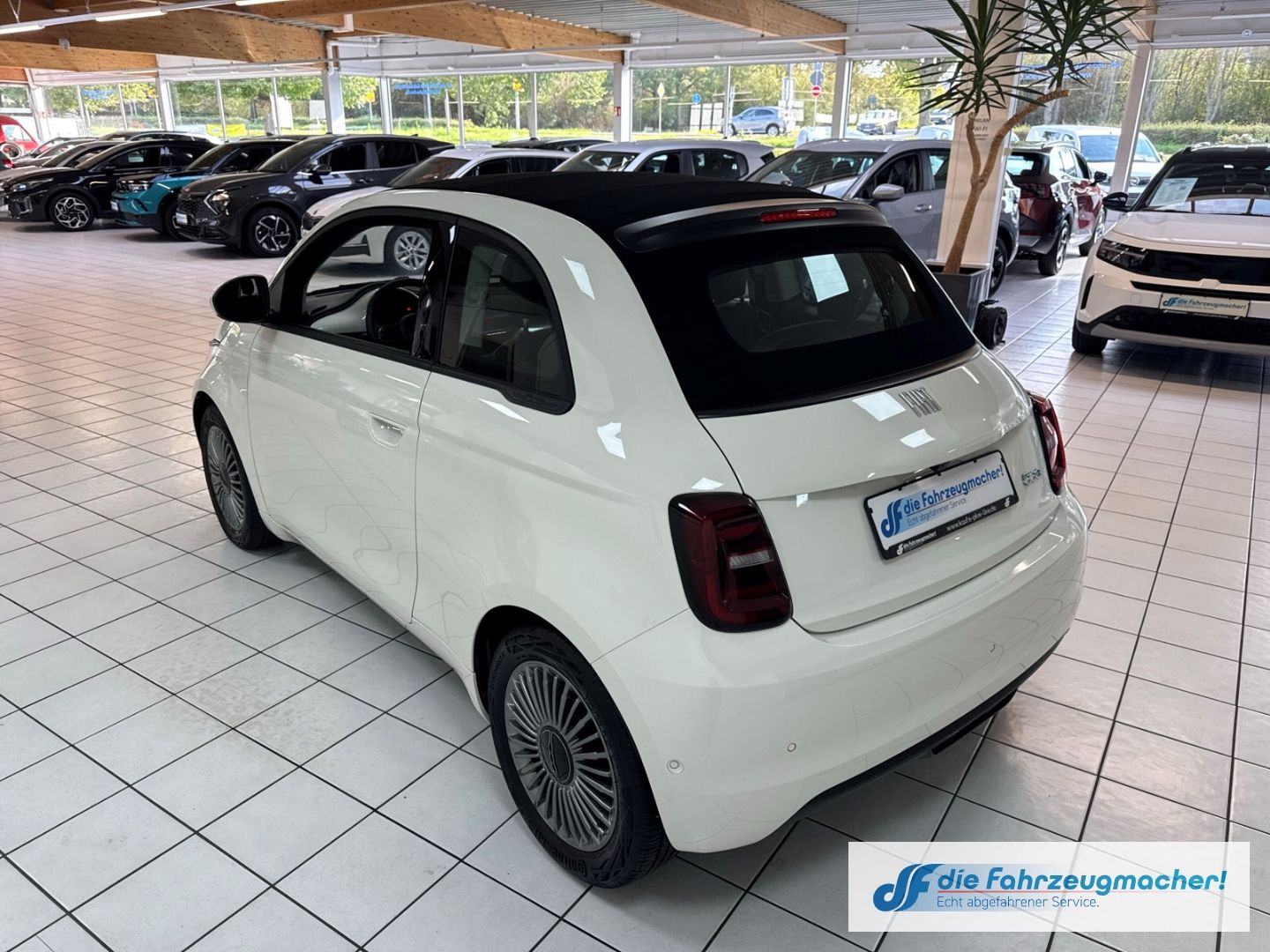 Fahrzeugabbildung Fiat 500e Apple CarPlay Android Auto Klimaautom Fahre