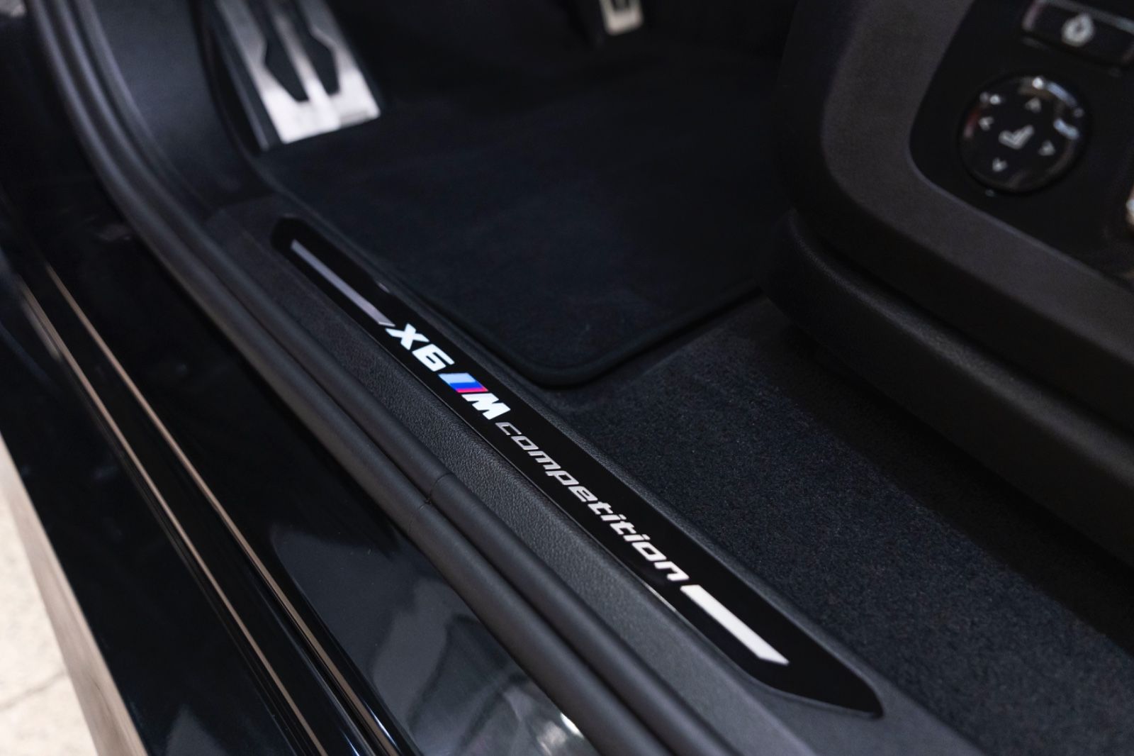 Fahrzeugabbildung BMW X6 M Competition B&W SKY LOUNGE 360° M+S