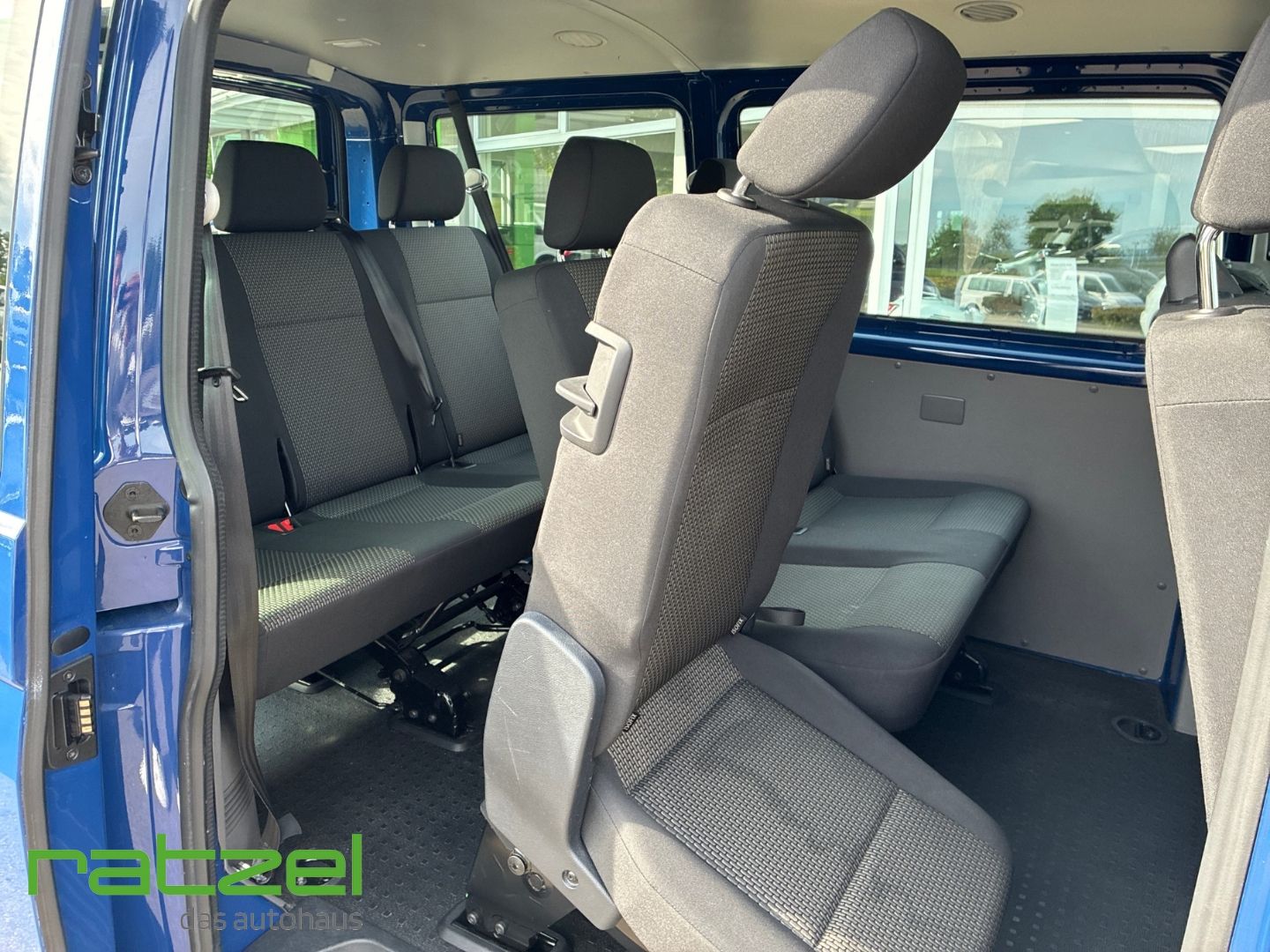 Fahrzeugabbildung Volkswagen T6.1 Kombi 2.0 TDI DAB Notbremsass. PDC 9-Sitzer